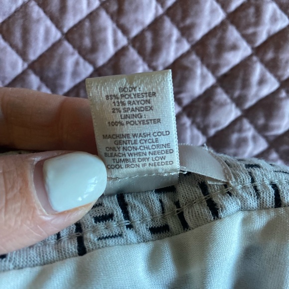 Black and white LOFT skirt with a little flair - Picture 4 of 4